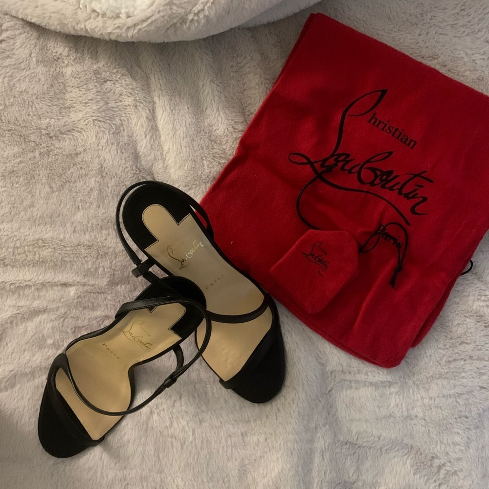 Selling a new pair of Christian Louboutin red bottom heels.